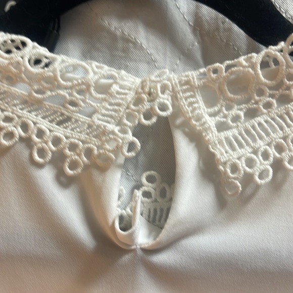 NWT Karl Lagerfeld white top with white lace collar size large - Picture 7 of 9